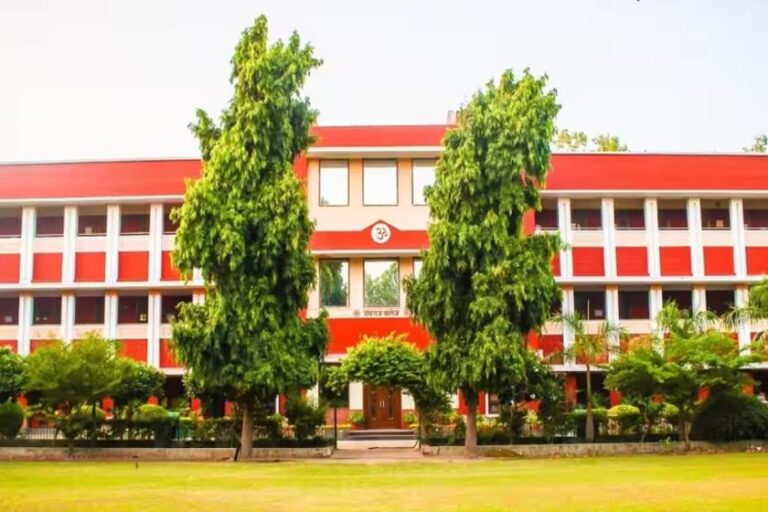 Top 10 Commerce Colleges In Delhi University - DU Squad